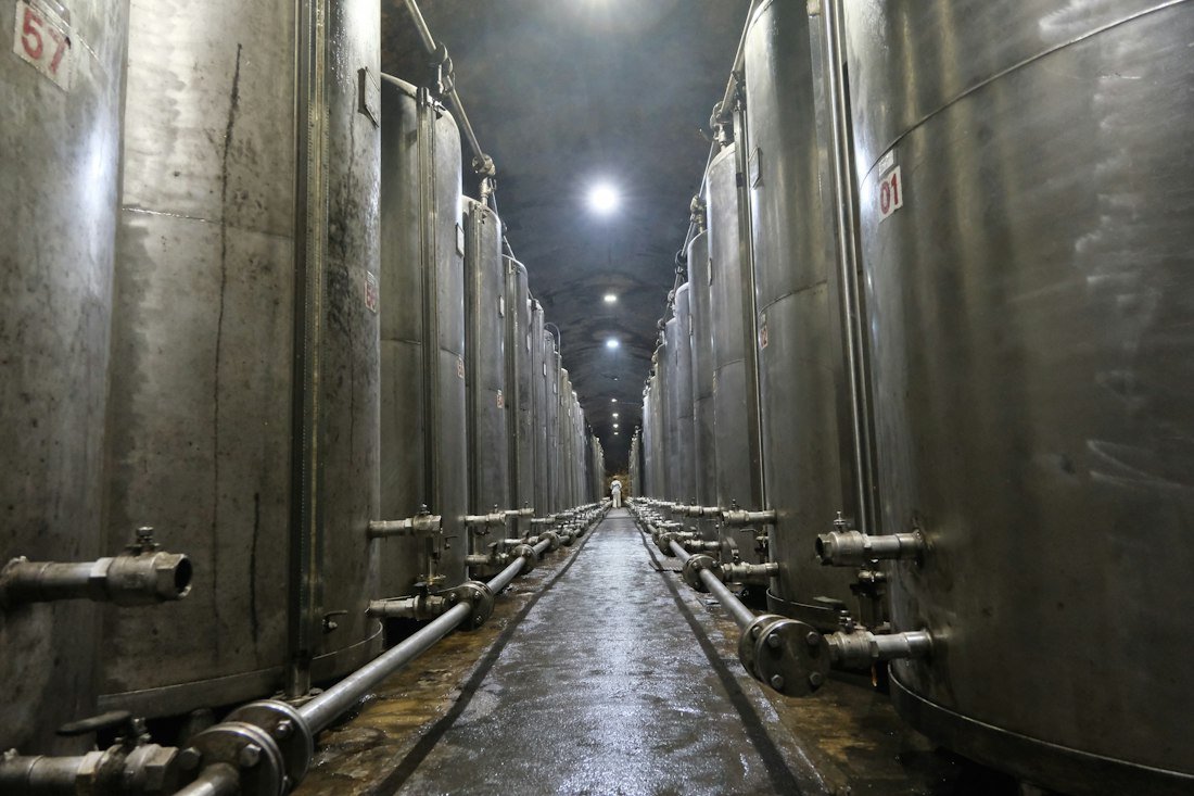 Depósitos de acero inoxidable de una instalación de producción de bebidas