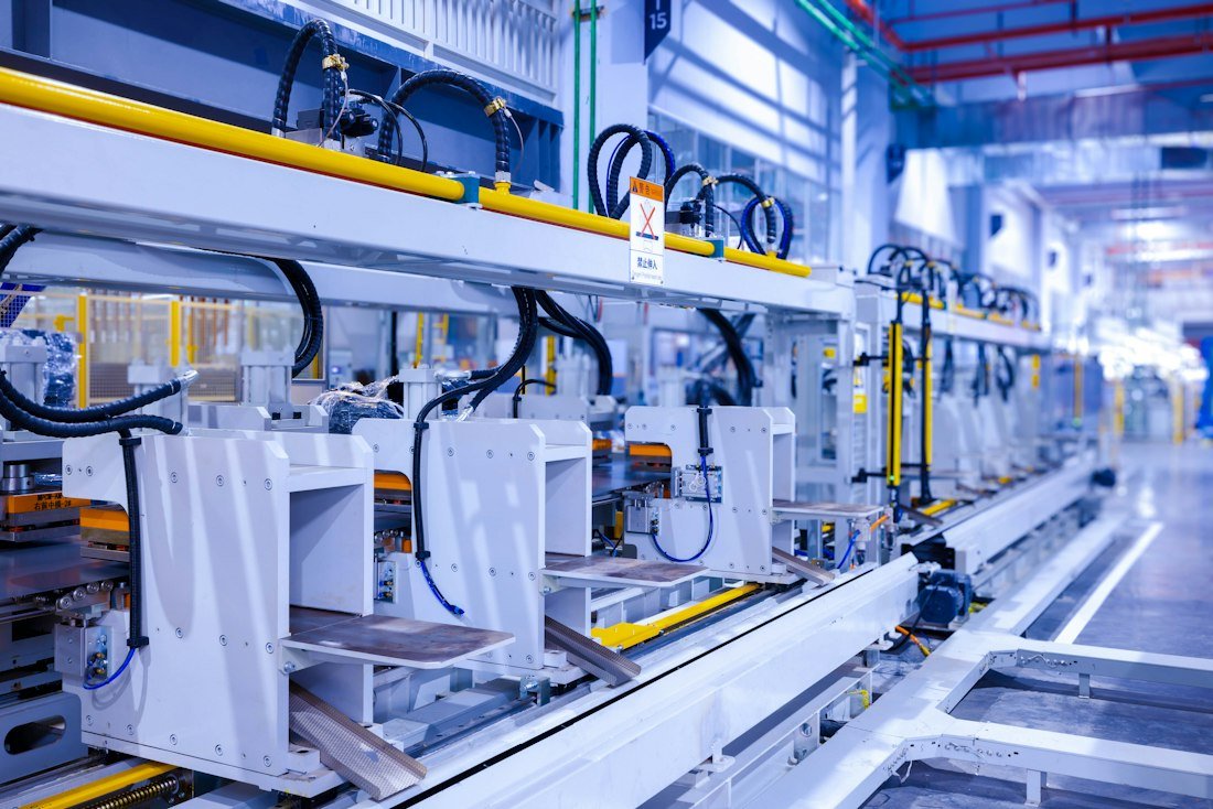 Línea de fabricación industrial con maquinaria